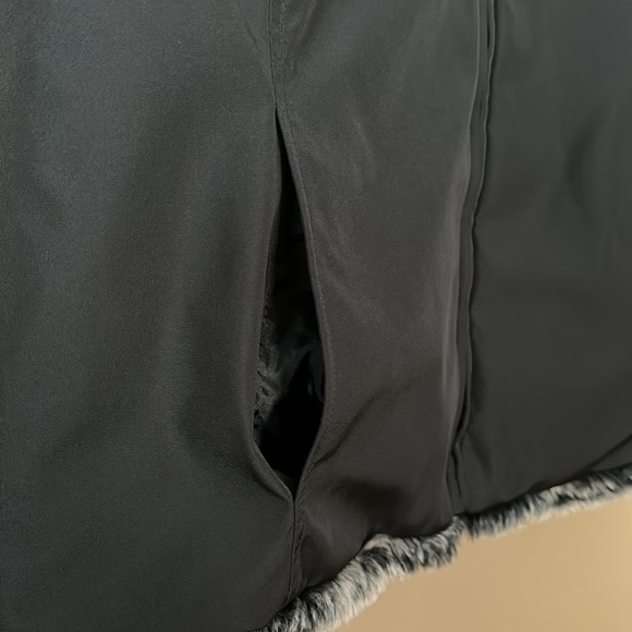 Women’s Kristen Blake faux chinchilla fur reversible vest; size large - Picture 3 of 9